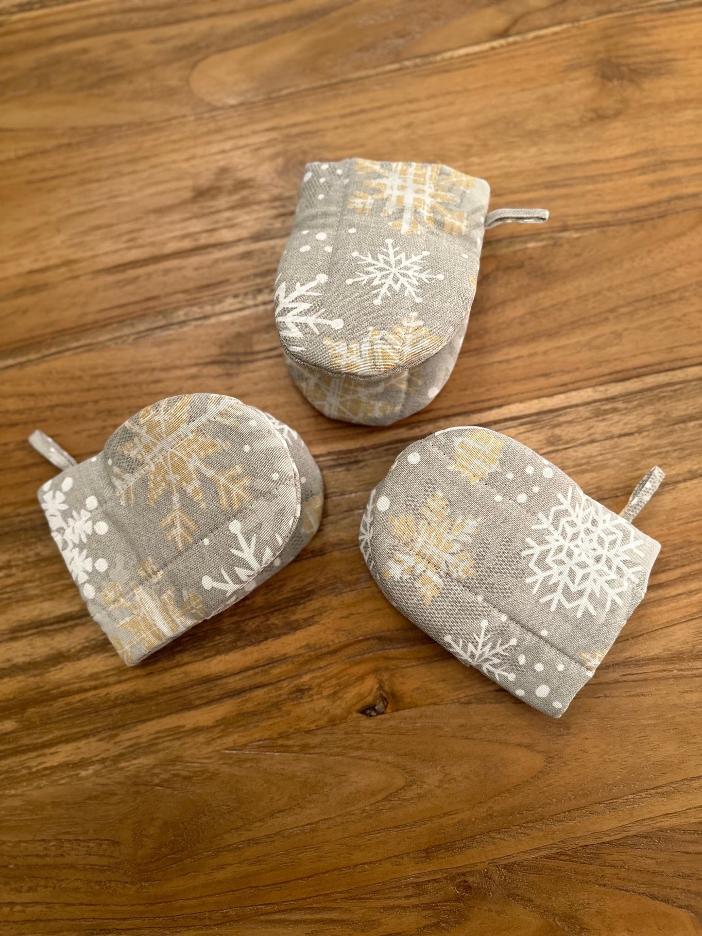 Winter Motive Oven Glove with Snowflake Print