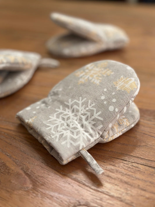 Winter Motive Oven Glove with Snowflake Print