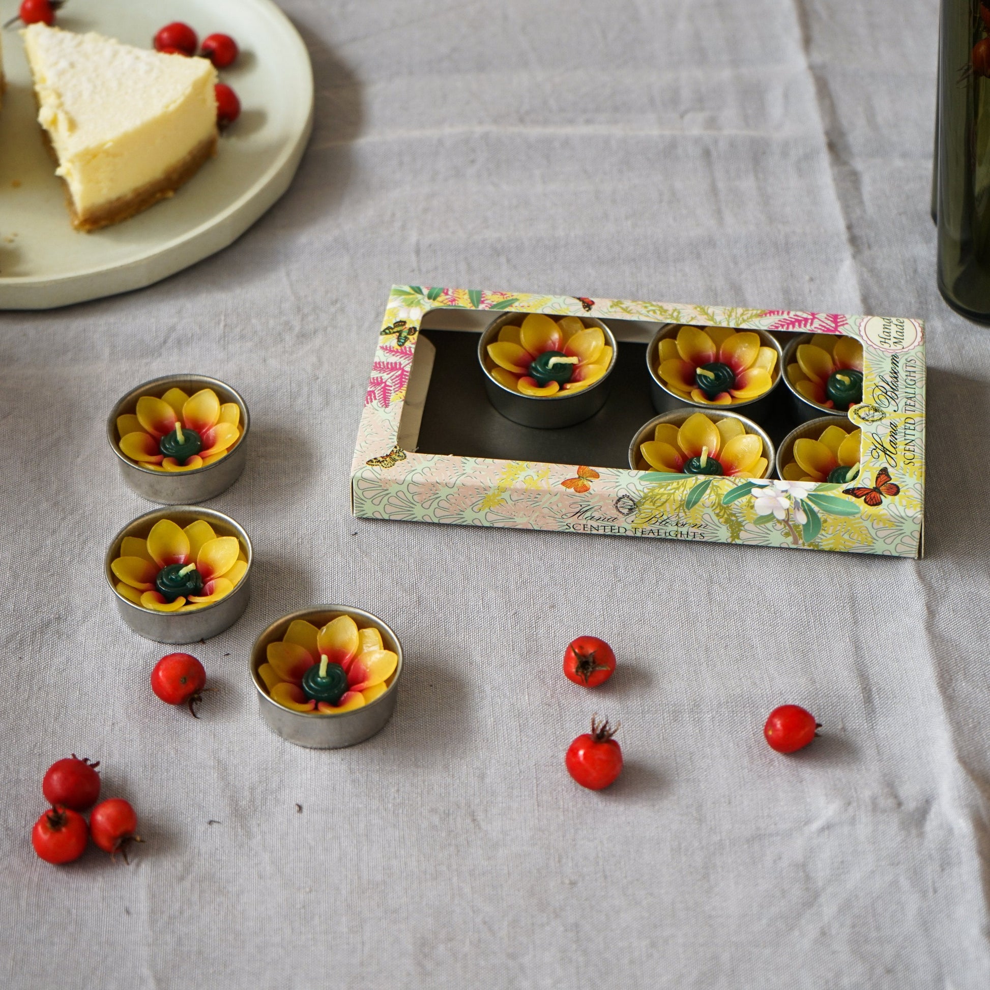 Hand-poured sunflower-shaped tealights in botanical gift box, scented with Indian jasmine