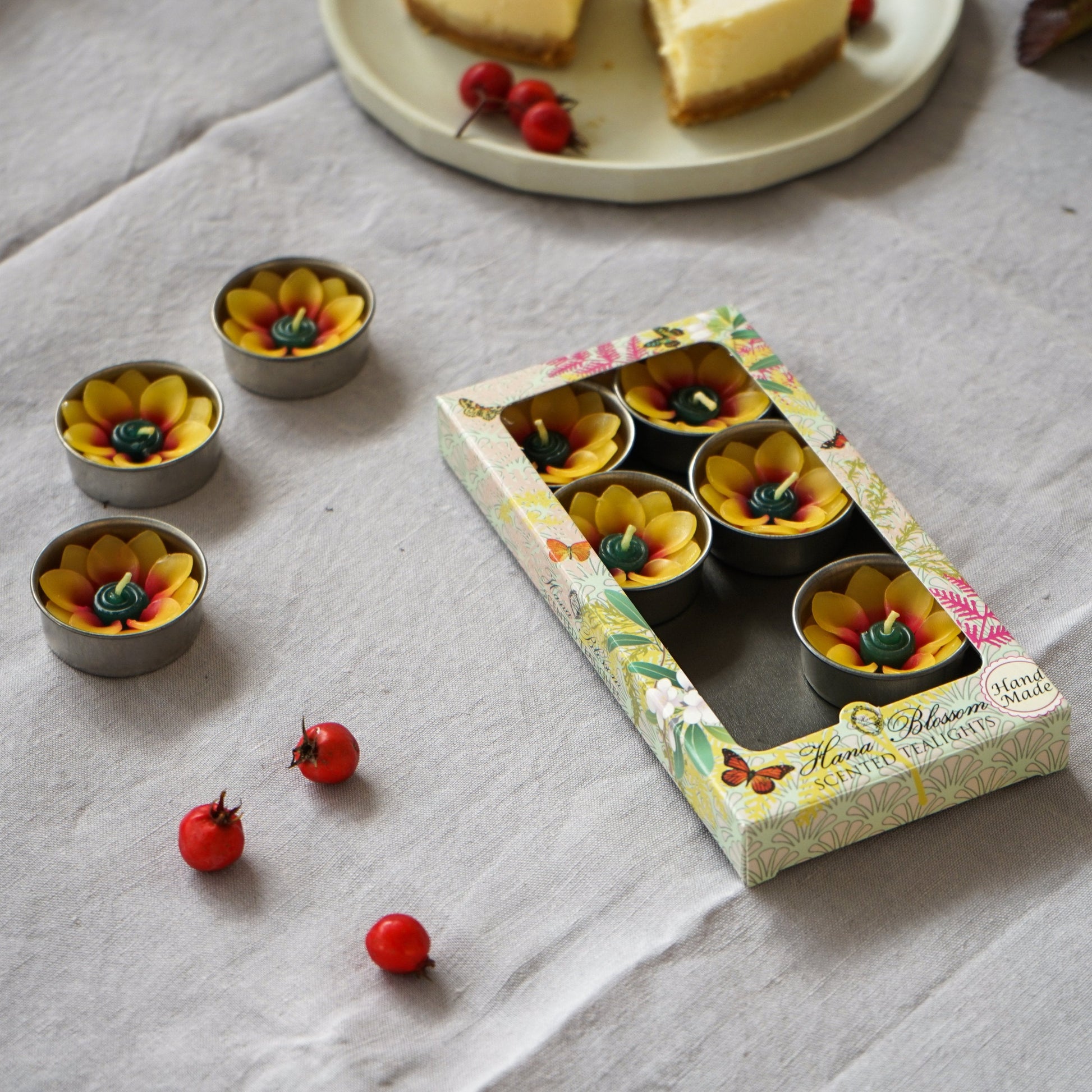 Hand-poured sunflower-shaped tealights in botanical gift box, scented with Indian jasmine